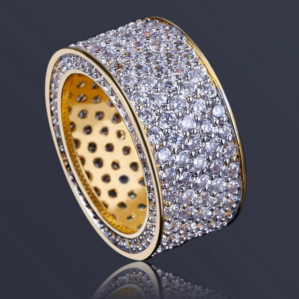 Sparkling hollow ring