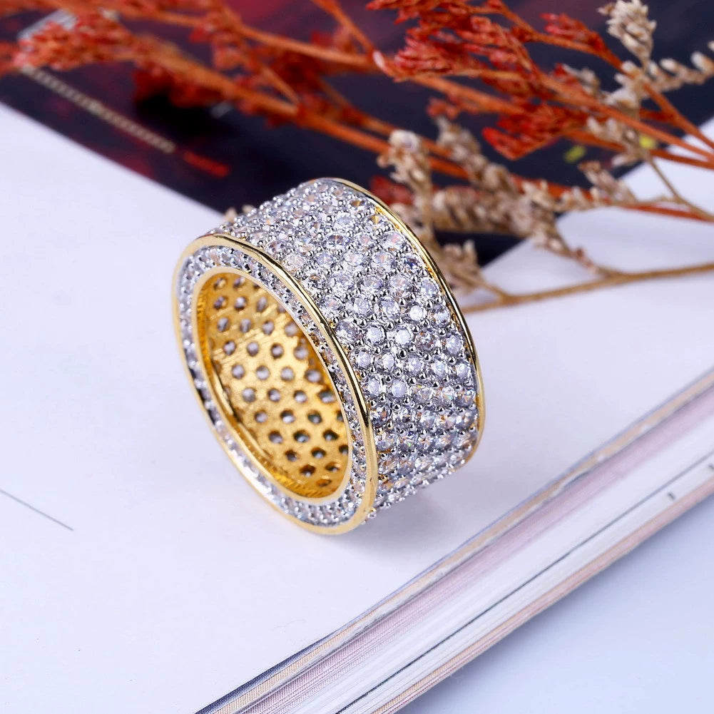 Sparkling hollow ring