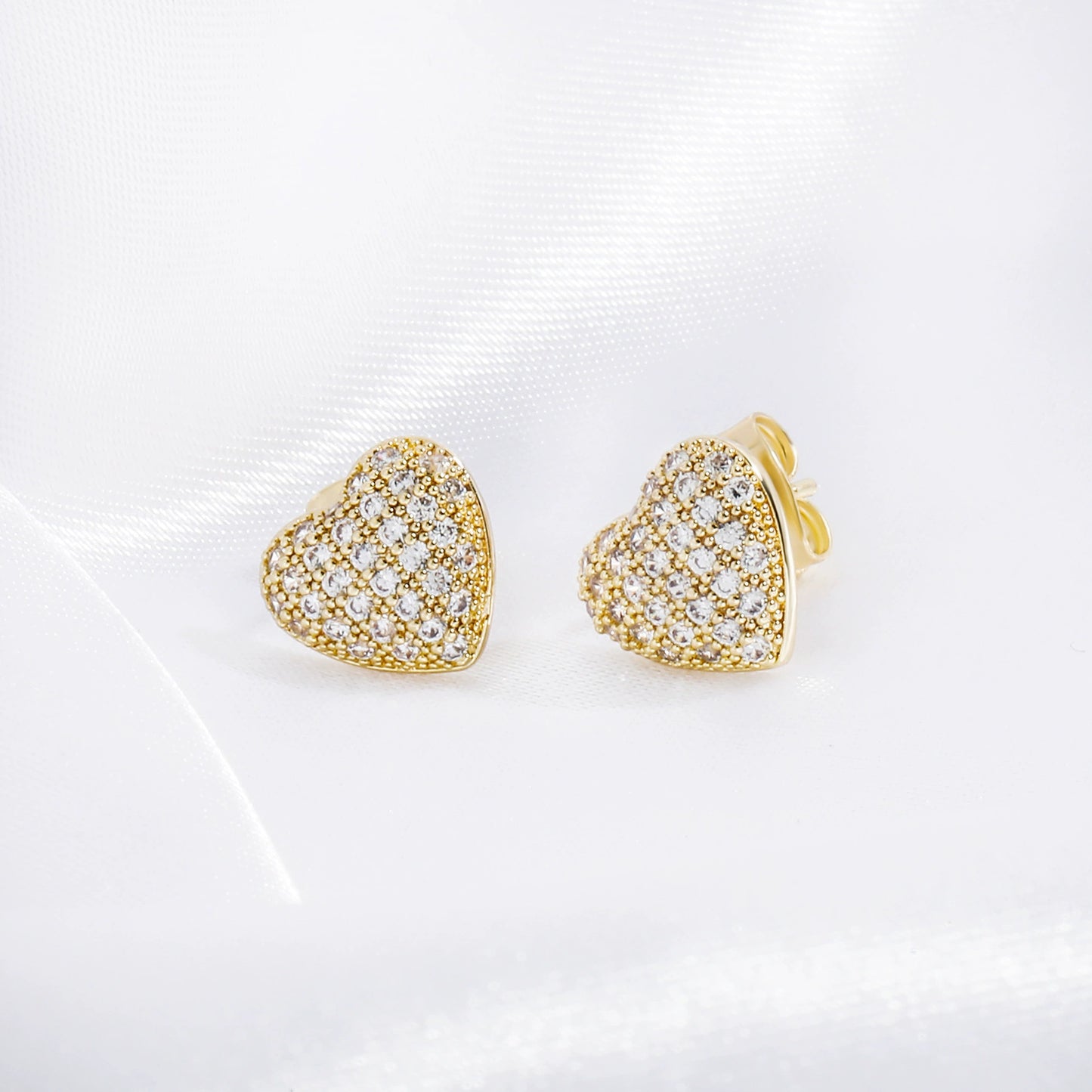 Nouvelles boucles d'oreilles en forme de cœur en zircone simples et élégantes de style INS avec des boucles d'oreilles féminines haut de gamme et polyvalentes avec aiguille en argent S925